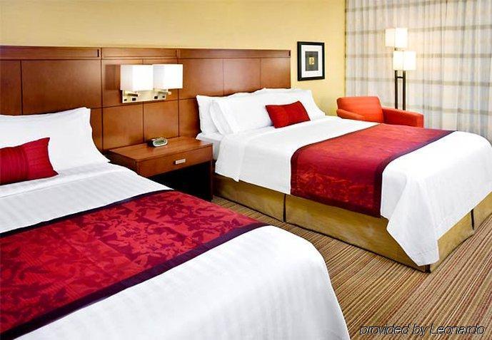 Courtyard By Marriott Pittsburgh Airport Hotel Coraopolis Room photo