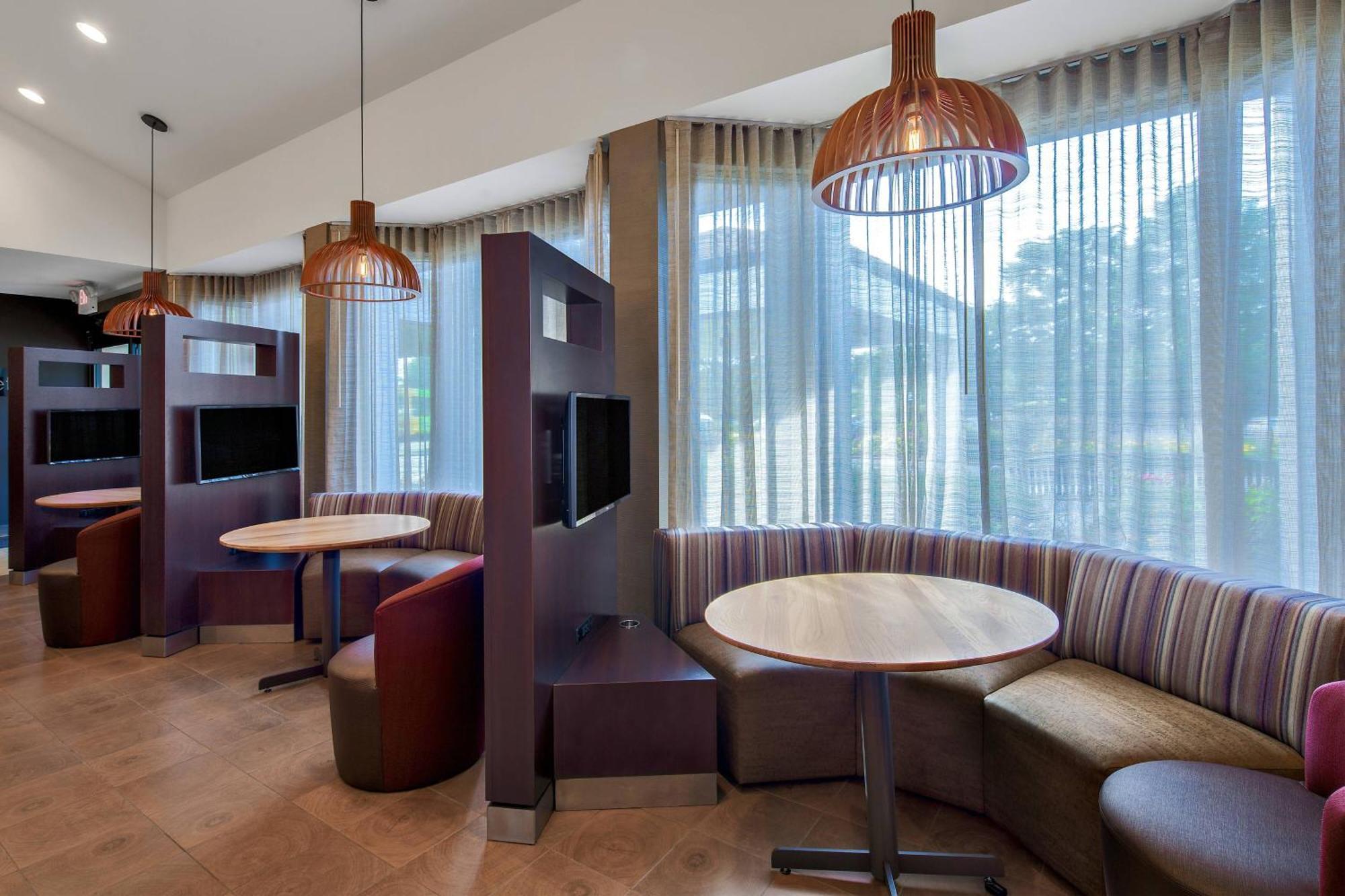 Courtyard By Marriott Pittsburgh Airport Hotel Coraopolis Exterior photo