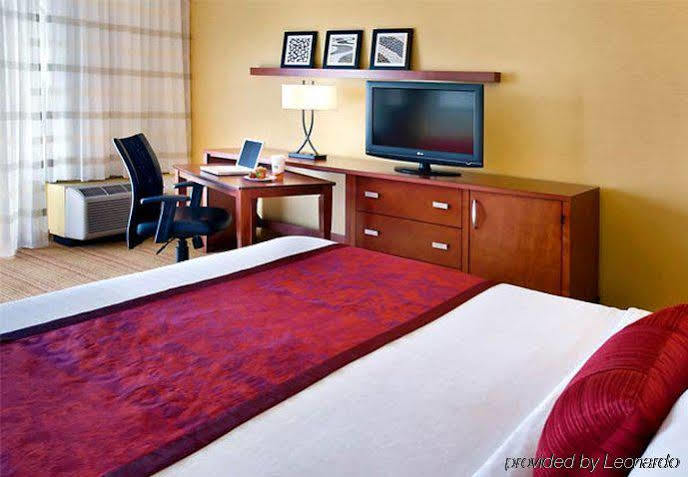 Courtyard By Marriott Pittsburgh Airport Hotel Coraopolis Exterior photo