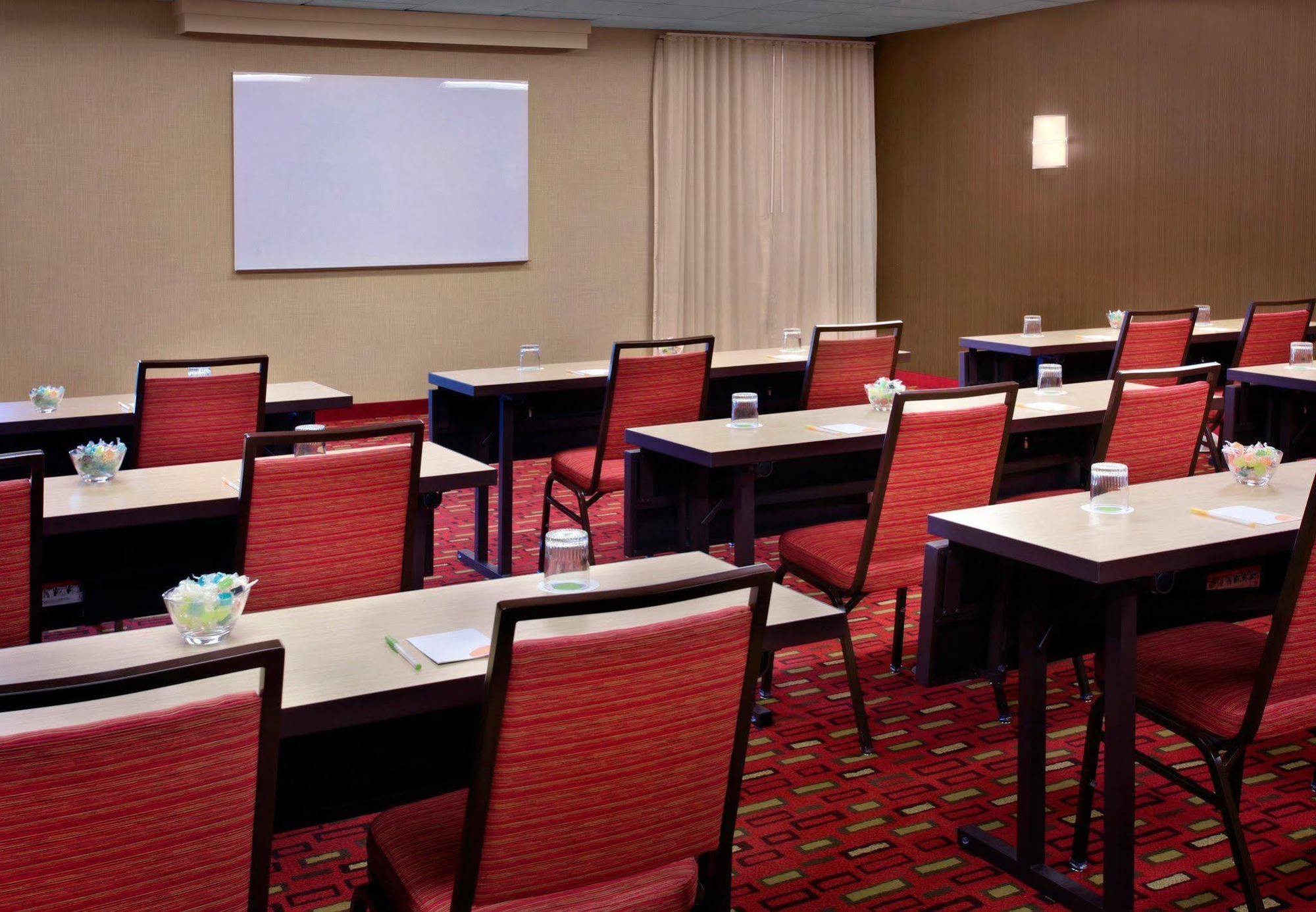Courtyard By Marriott Pittsburgh Airport Hotel Coraopolis Exterior photo