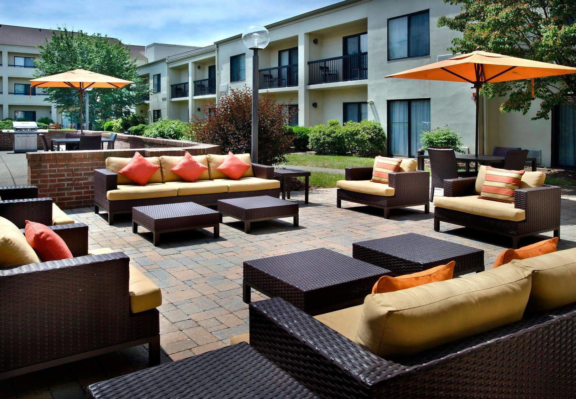 Courtyard By Marriott Pittsburgh Airport Hotel Coraopolis Exterior photo