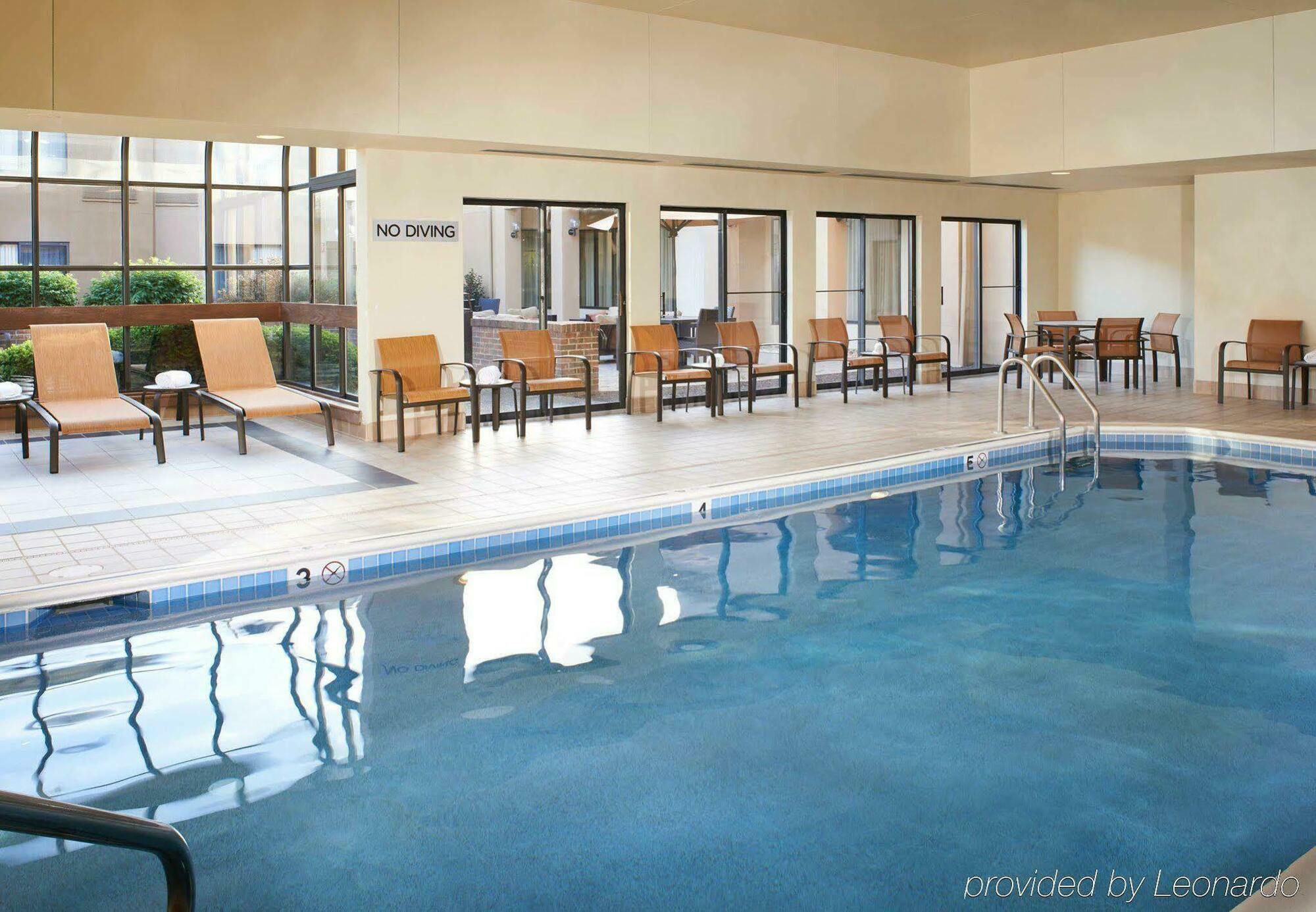 Courtyard By Marriott Pittsburgh Airport Hotel Coraopolis Exterior photo
